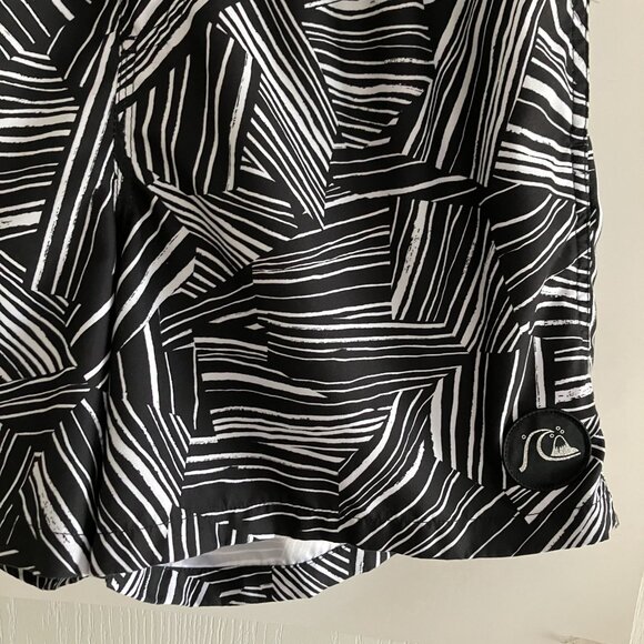 Quicksilver Mens Beach Volley Shorts Size Large 3 Pockets Retro Geometric Style. - Picture 5 of 13